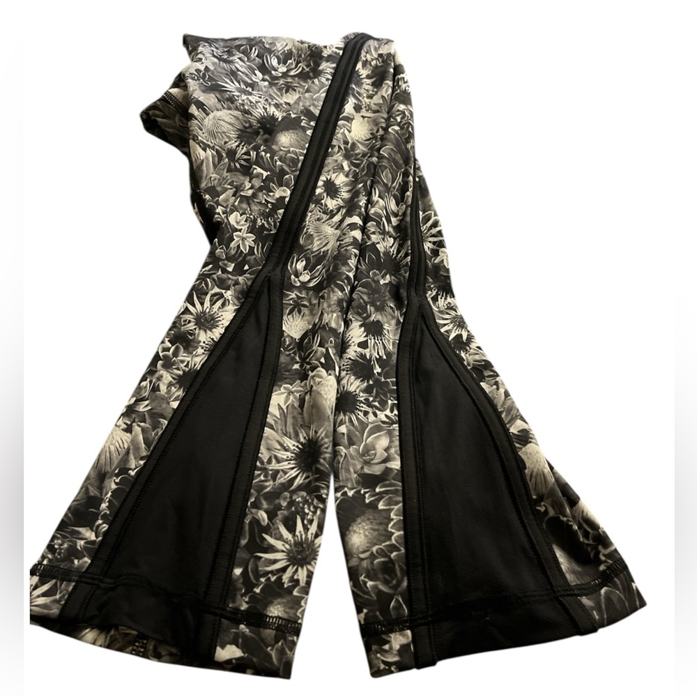 Lululemon Athletica Black and White Floral Leggings - Picture 5 of 5